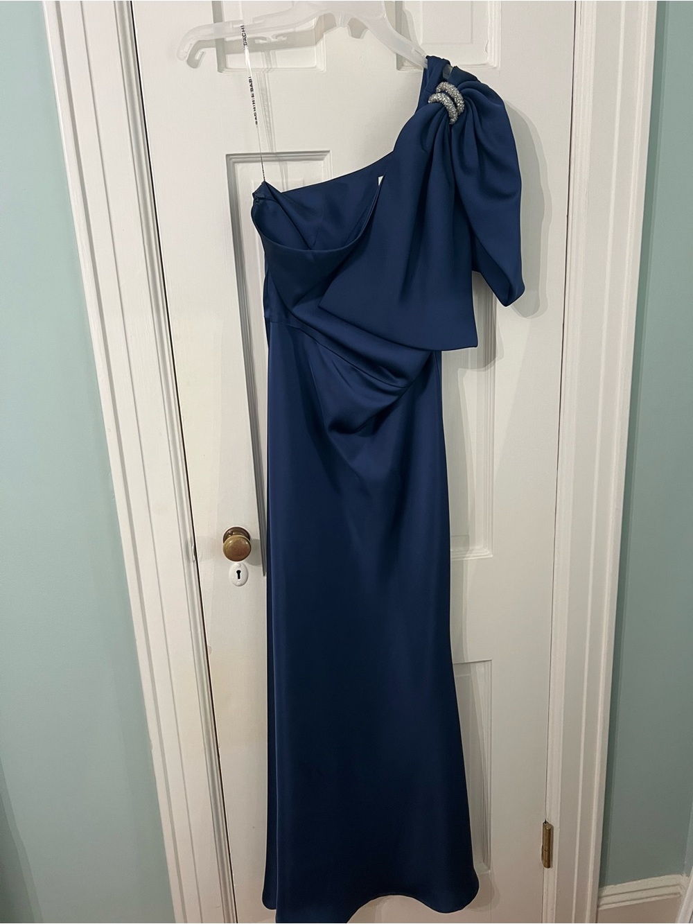 Sachin & Babi Elegant One-Shoulder Navy Evening Gown with Draped Bow
